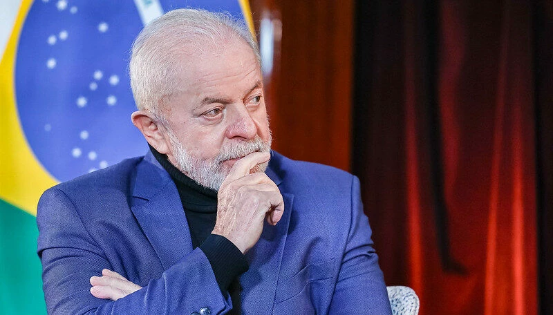 Lula, Presidente do Brasil, com bandeira brasileira ao fundo