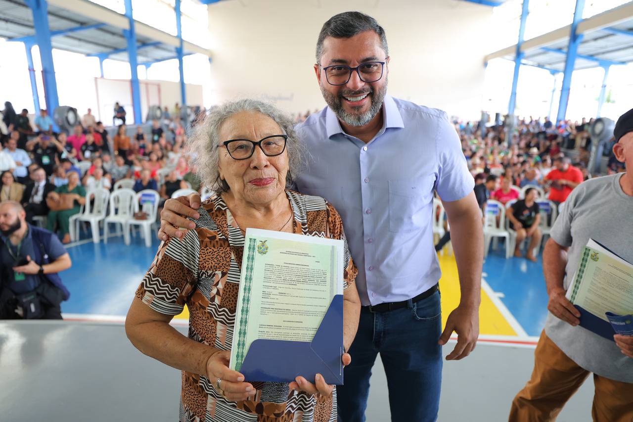 Wilson Lima entrega títulos de regularização fundiária a 600 famílias