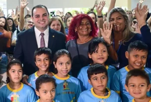Deputador Roberto Cidade em evento, rodeado de alunos