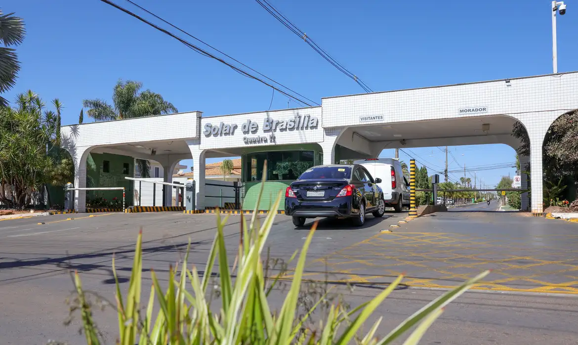 Fachada do Condomínio de Jair Bolsonaro - procurador-geral Paulo Gonet se opõe à proposta da PF de manter agentes no interior da residência do ex-presidente.
