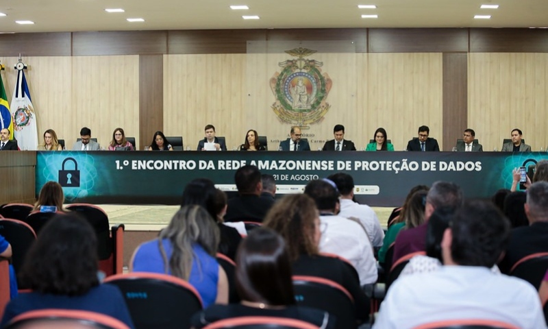 Imagens da bancada do Primeiro Encontro Amazonense de Proteção de Dados, dando destaque a Prefeitura de Manaus