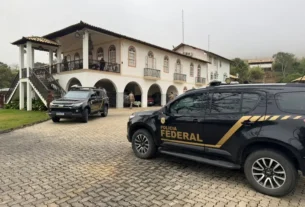 Carros da Polícia Federal em frente a casa do Diretor da Agência Nacional de Mineração -