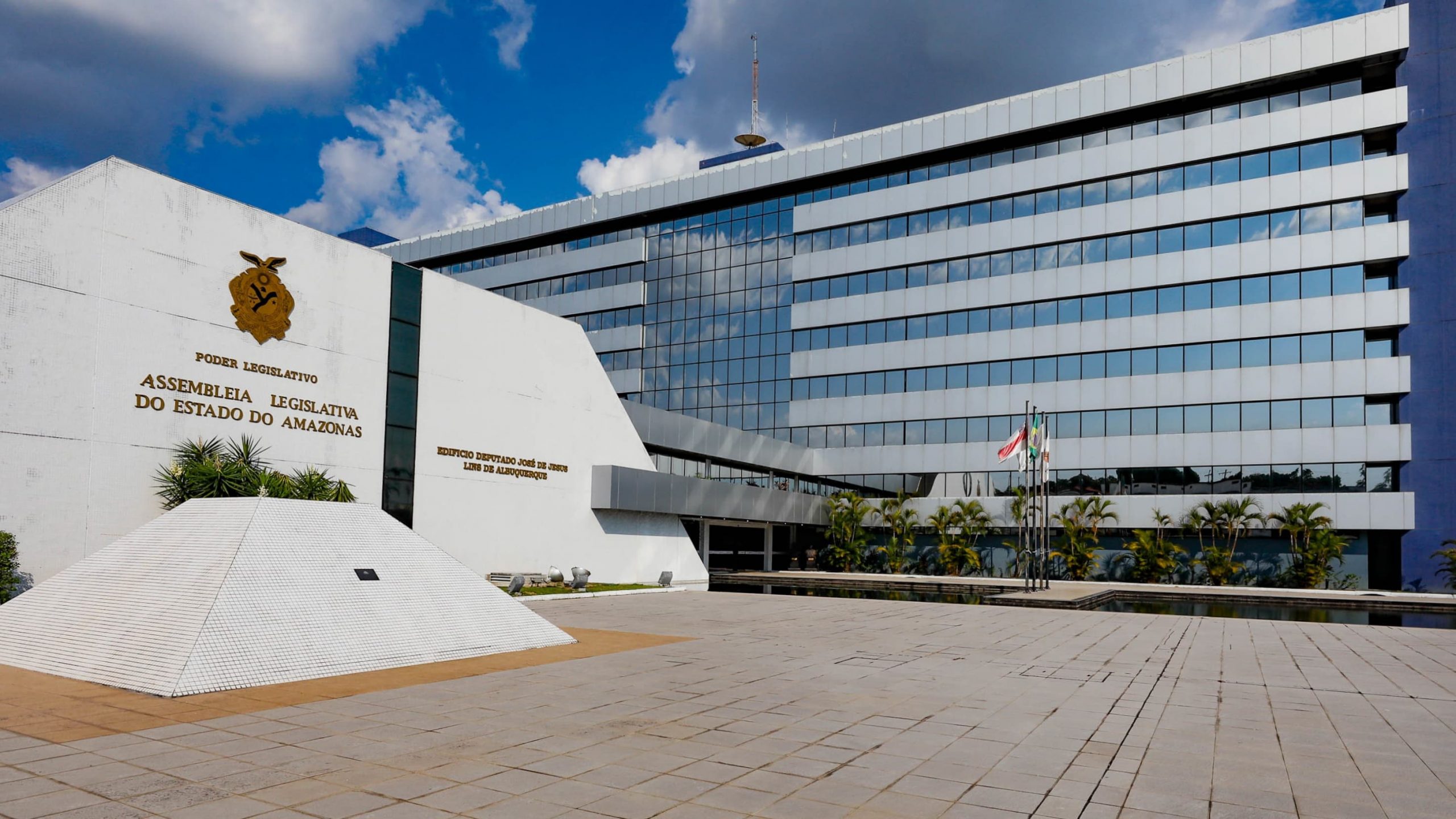 fachada da Assembleia Legislativa do Estado do Amazonas (ALEAM) - Fake news: Amazonas proíbe condenados por crimes cibernéticos de contratos com governo