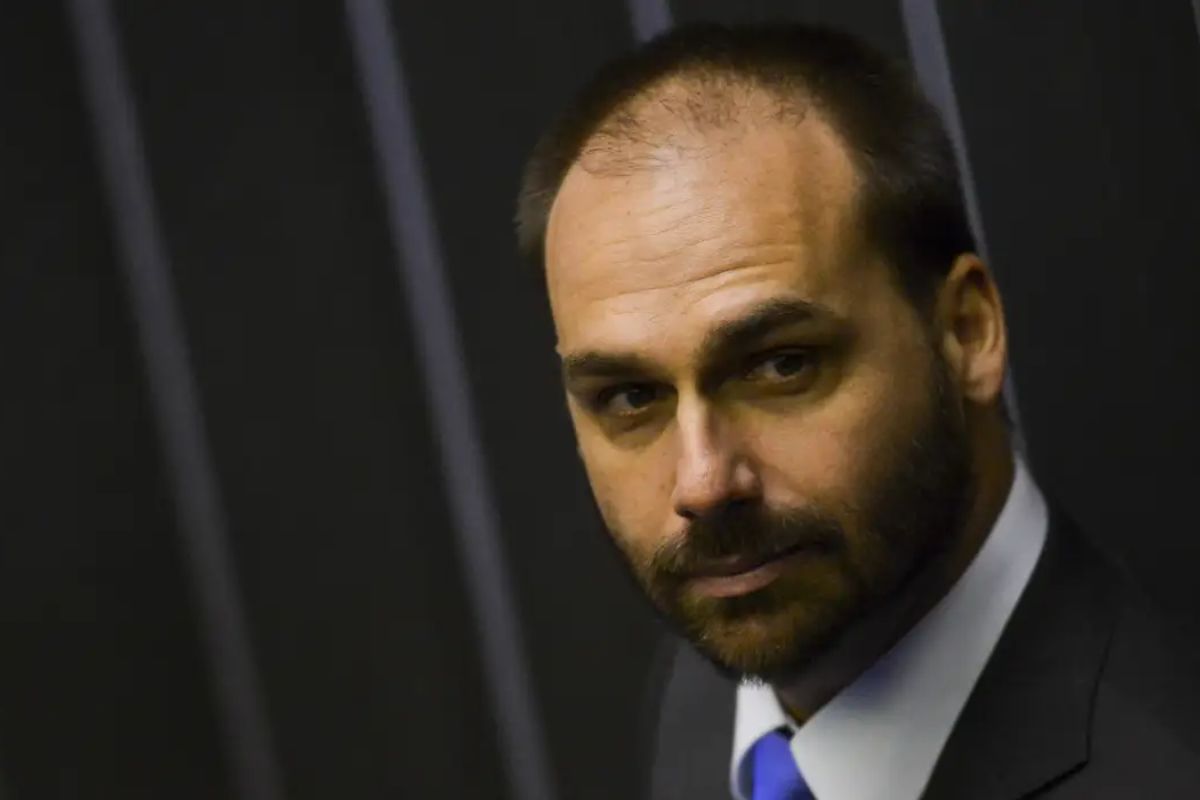 Na imagem, Eduardo Bolsonaro - Manobra para Salvar Mandato de Eduardo Bolsonaro é Barrada na Câmara