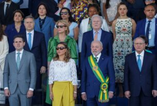 Presidente Lula assistindo ao desfile de 7 de setembro - No 7 de setembro, protestos contra anistia ecoaram em Brasília enquanto Lula defendia soberania nacional. Presidente da Câmara ouviu "sem anistia".