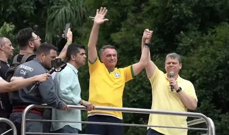 Tarcísio defende que Bolsonaro ir as urnas em 2026 - Imagem mostra o Governador de São Paulo e o Ex presidente em manifestação