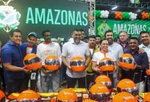 Governador Wilson Lima entregando equipamento para mototaxistas e motofretistas - Detran Cidadão amplia oportunidades e qualificação profissional no Amazonas