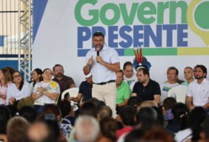 Governador Wilson Lima em imagem, em cima de palanque falando ao publico - Governador Wilson Lima leva Governo Presente ao Novo Aleixo com serviços para mais de 102 mil moradores