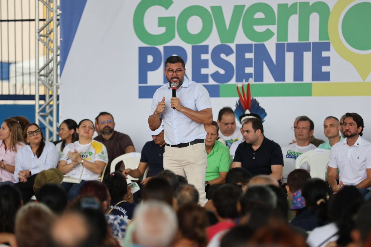 Governador Wilson Lima em imagem, em cima de palanque falando ao publico - Governador Wilson Lima leva Governo Presente ao Novo Aleixo com serviços para mais de 102 mil moradores