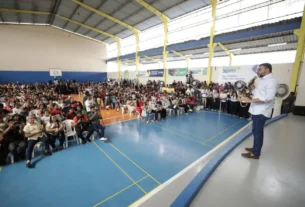 Governador Wilson Lima falando ao publico no Jorge Teixeira - Governo Presente leva serviços gratuitos para Jorge Teixeira neste sábado