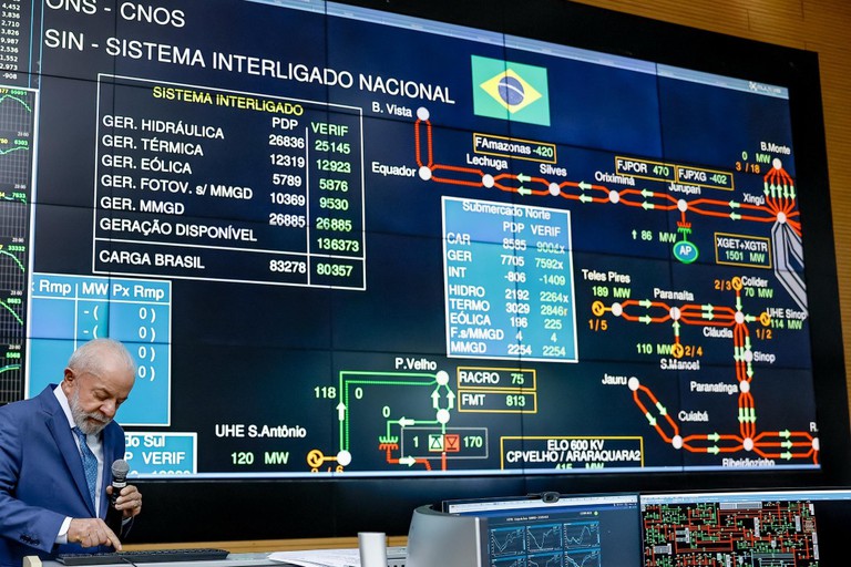 Lula inaugura Linhão Manaus-Boa Vista que integra Roraima ao sistema nacional de energia elétrica. Investimento de R$ 2,6 bi traz energia limpa e economia anual de R$ 600 milhões.