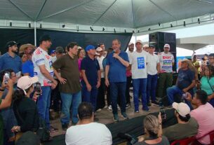 Imagem mostra Omar Aziz e Eduardo Braga em palanque, falando ao publico, próximo a BR-319 - BR-319: Aziz e Braga fazem caravana estratégica com foco na campanha 2026