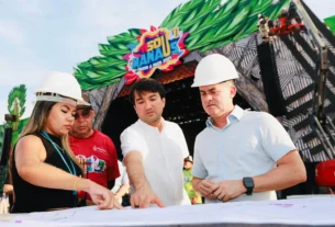 Prefeito de Manaus David Almeida e secretario de cultura Jender Lobato na imagem em preparação do festival Sou Manaus Passo a Paço - Justiça ordena Prefeitura de Manaus divulgar gastos do Sou Manaus