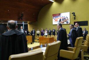 Na imagem Ministro Barroso sendo homenageado no dia que anunciou sua aposentadoria no pleno do STF - Barroso se aposenta do STF aos 67 anos após 12 anos de atuação