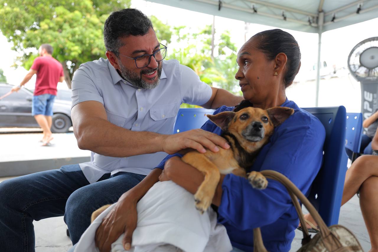 Imagem mostra o Governador Wilson Lima com paciente canino - Hospital Público Veterinário do Amazonas Realiza 3 Mil Procedimentos