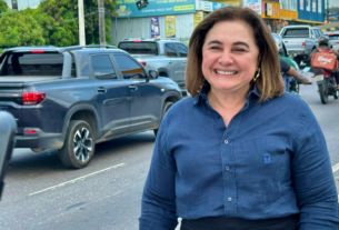 Imagem mostra Pré-candidata Maria do Carmo sorrindo em frente a avenida de Manaus - Maria do Carmo Mira Gestão de David Almeida e Critica Caos no Trânsito