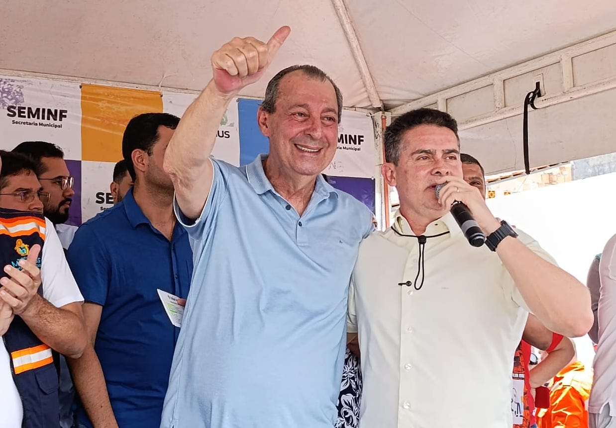 Imagem mostra prefeito David Almeida e Senador Omar Aziz, abraçados, em evento - David Almeida e Omar Aziz Reafirmam Aliança Política em Encontro em Manaus