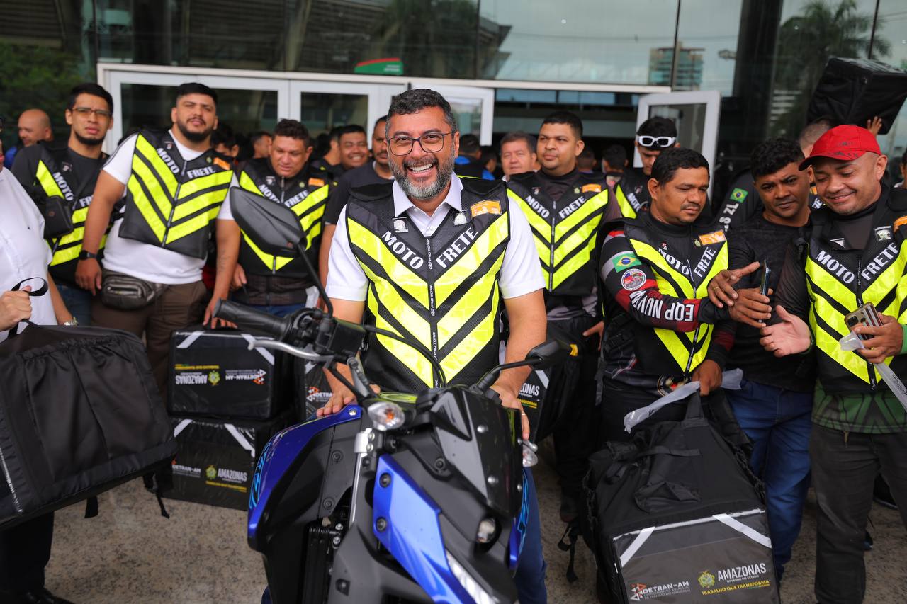 Imagem mostra Governador Wilson Lima em cima de moto usando kit entregue pelo governo a motofretistas - Wilson Lima Entrega Kits de Segurança para Motofretistas e Lança EaD