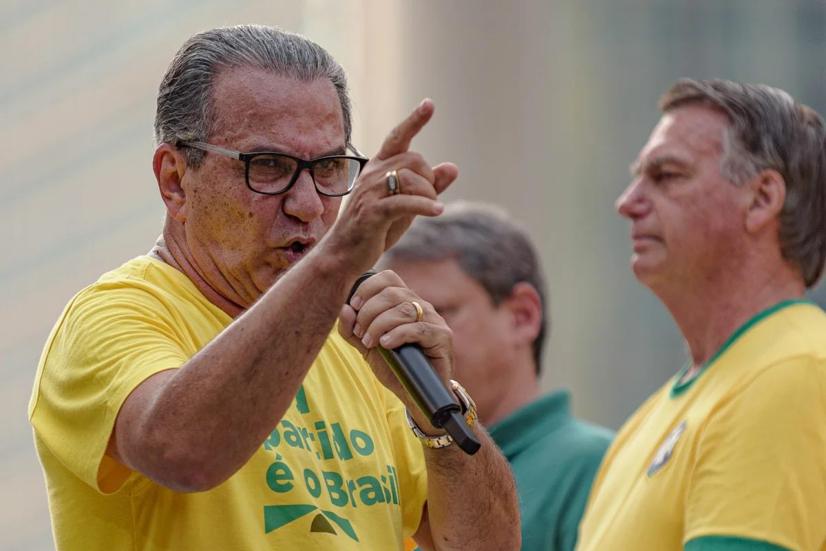 Imagem mostra o Pastor Malafaia falando no microfone e apontando o dedo em riste - Malafaia Classifica Dosimetria Como "Conversa Fiada" Antes de Ato