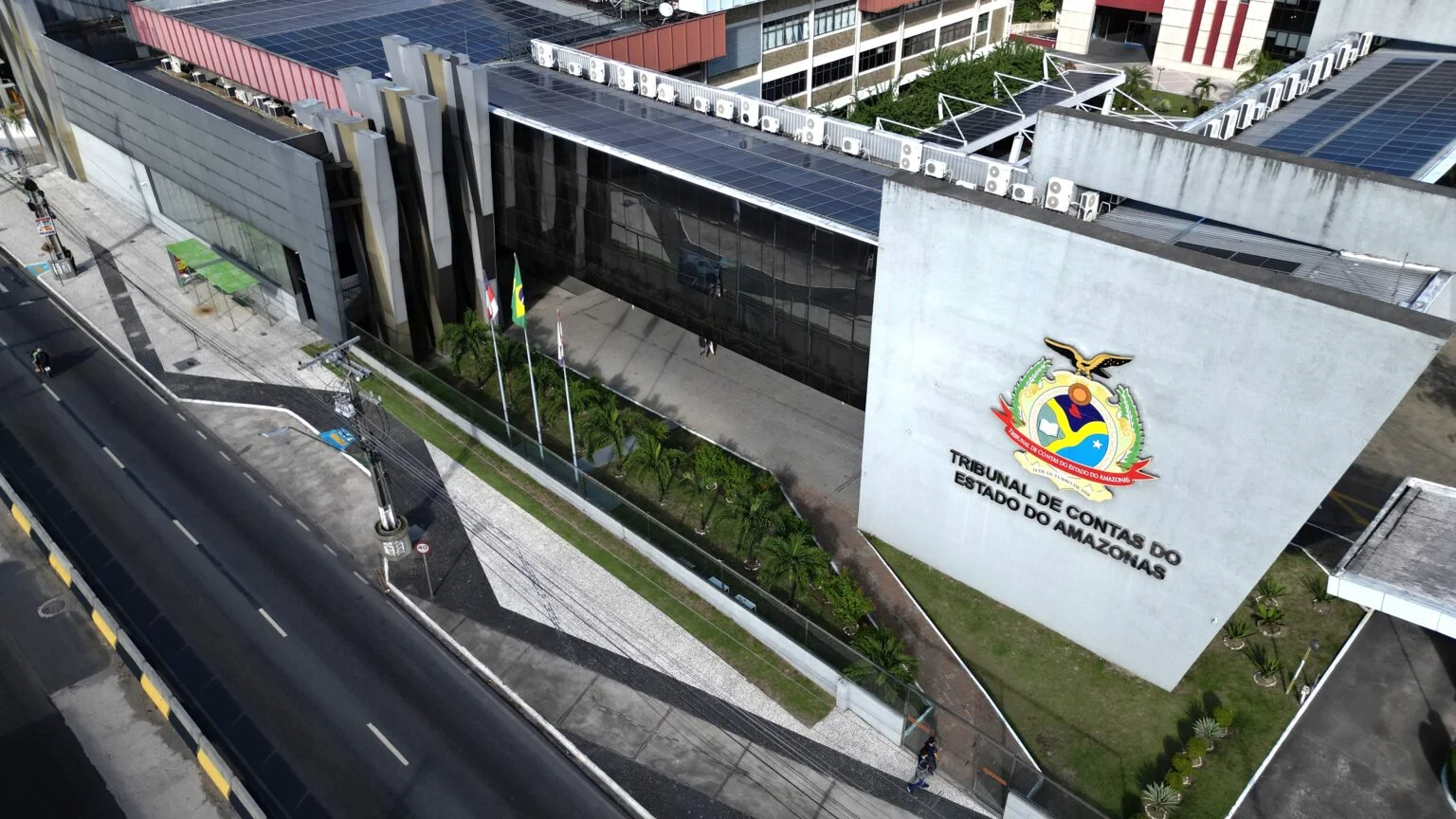 Imagem mostra fachada do TCE-AM vista do alto - TCE-AM julga 91 processos nesta quarta com transmissão ao vivo