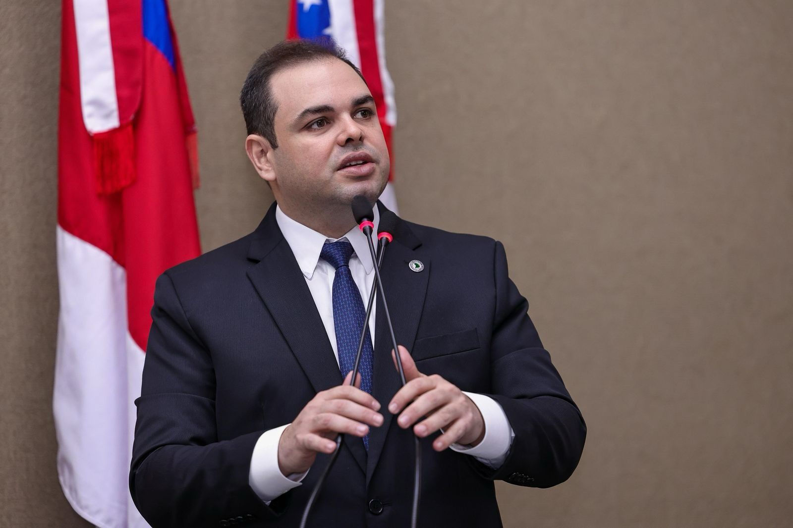 Na imagem vemos o presidente da ALEAM, deputado Roberto Cidade - PL Proíbe Recusa na Contratação de Planos de Saúde por Nome Sujo
