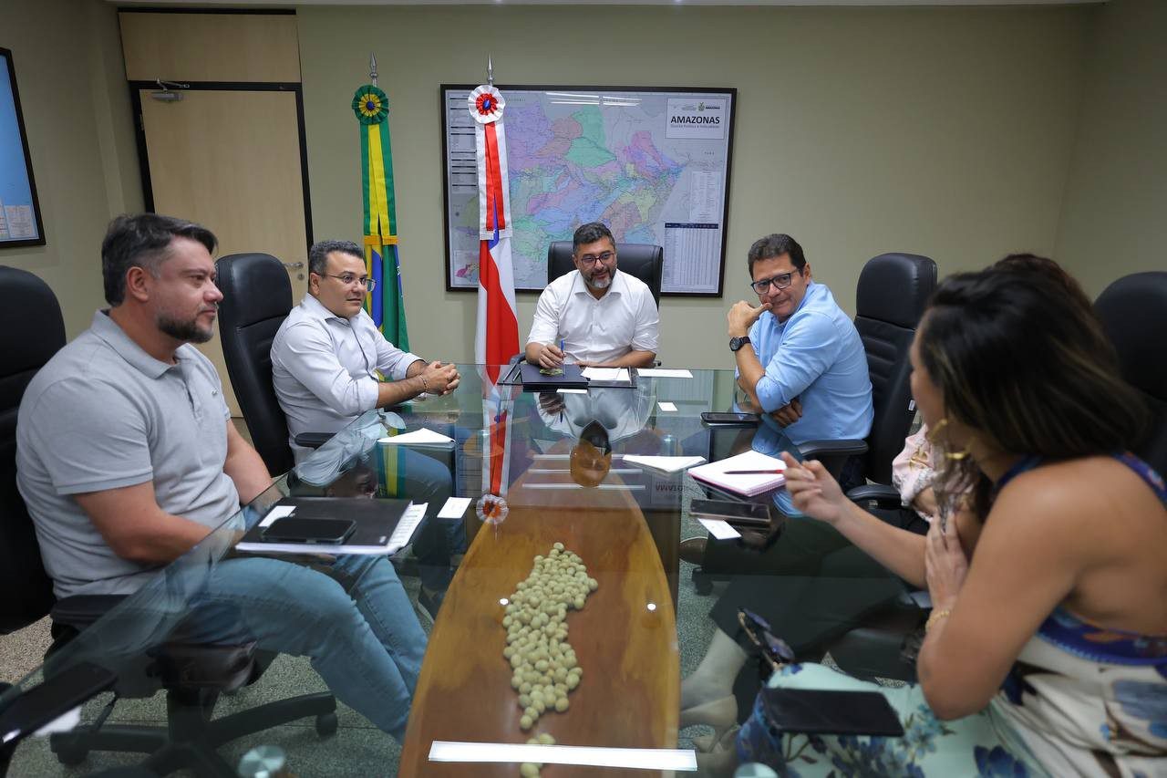 Wilson Lima em reunião sobre asfaltamento em Barreirinha - Wilson Lima Assina Ordem para Obras de Pavimentação em Barreirinha