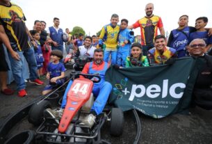 Imagem mostra Governador Wilson Lima em kart, reunido com pessoas praticantes da modalidade - Programa Esporte e Lazer (Pelci) Lança Modalidade de Kart no AM