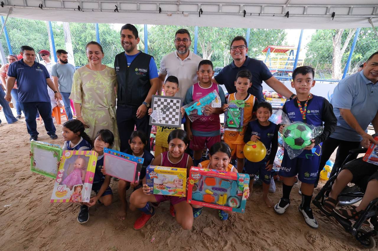 Imagem mostra o Governador Wilson Lima com crianças na entrega do novo complexo esportivo - Wilson Lima Entrega Complexo Esportivo Revitalizado no Dia das Crianças