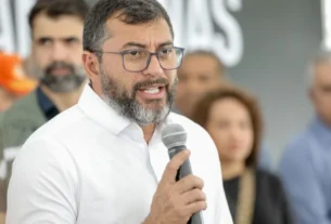 Imagem mostra o Governador Wilson Lima - Aleam Aprova Redução de 50% no IPVA Para Veículos do Amazonas Lima falando ao microfone -
