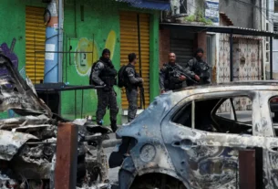 Imagem mostra policiais em operação - Operação Contra o Comando Vermelho no Rio deixa 64 Mortos e 81 Presos