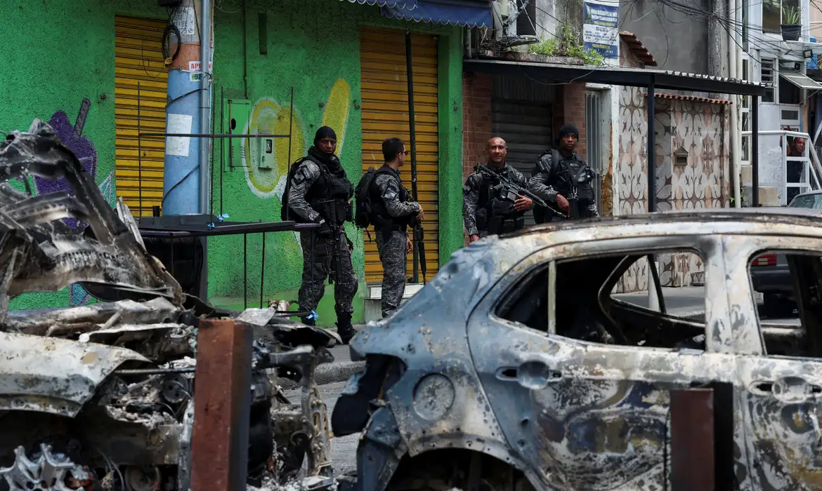 Imagem mostra policiais em operação - Operação Contra o Comando Vermelho no Rio deixa 64 Mortos e 81 Presos