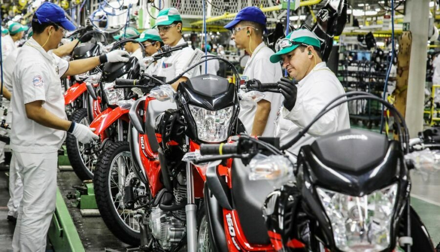 Imagem mostra produção de motos - Setor de Motos na Zona Franca Alcança Melhor Performance em 14 Anos