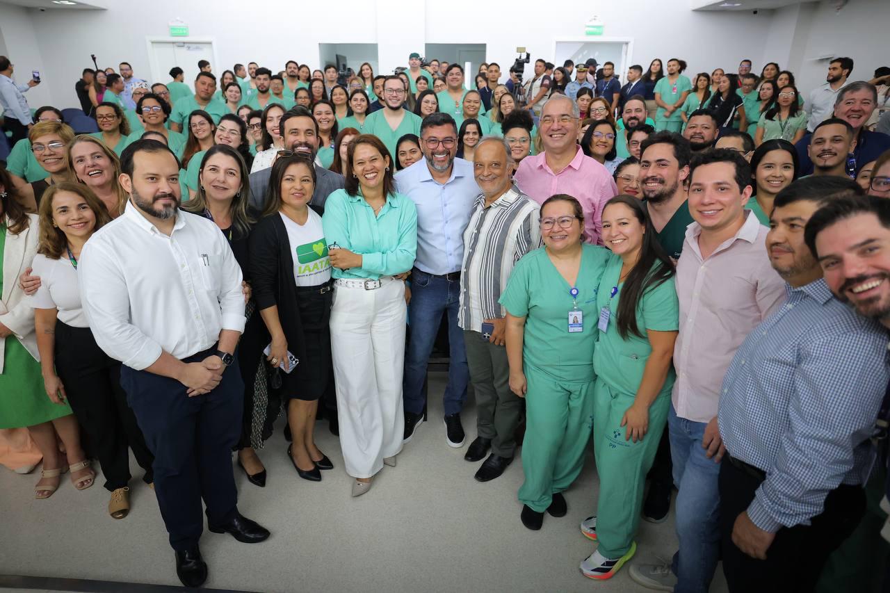 Imagem mostra Governador Wilson Lima com a equipe de servidores do Hospital Delphina Aziz - Transplante de Fígado: Amazonas Realiza Primeiro Procedimento no Delphina Aziz
