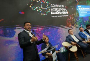 Imagem mostra governador Wilson Lima falando na COP 30 - Agenda Climática Global Deve Gerar Resultados para Amazônia, Defende Wilson Lima
