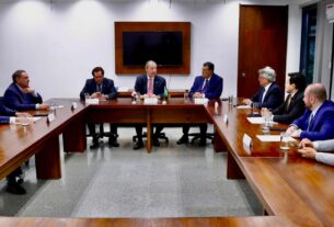 Imagem mostra Bancada do Amazonas na câmara federal, os integrantes são Omar Aziz, Eduardo Braga, Plinio Valerio. Átila Lins, Sidney Leite, Alberto Neto, Fausto Santos Júnior, Pauderney Avelino e Saullo Vianna - Bancada do Amazonas Define Emendas ao Orçamento de 2026