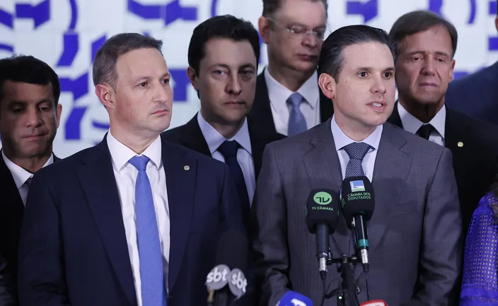 Imagem mostra Derrite e Hugo Motta - PL Antifacção Será Votado na Câmara com Alterações Após Recuo de Relator