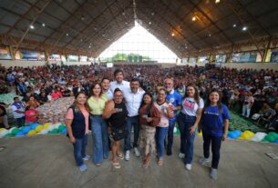 Imagem mostra Governador Wilson Lima em evento em Itacoatiara, quando entregou mais de 1000 cartões do auxilio estadual - Cartão Auxílio Estadual: 1.000 Novas Famílias Beneficiadas em Itacoatiara