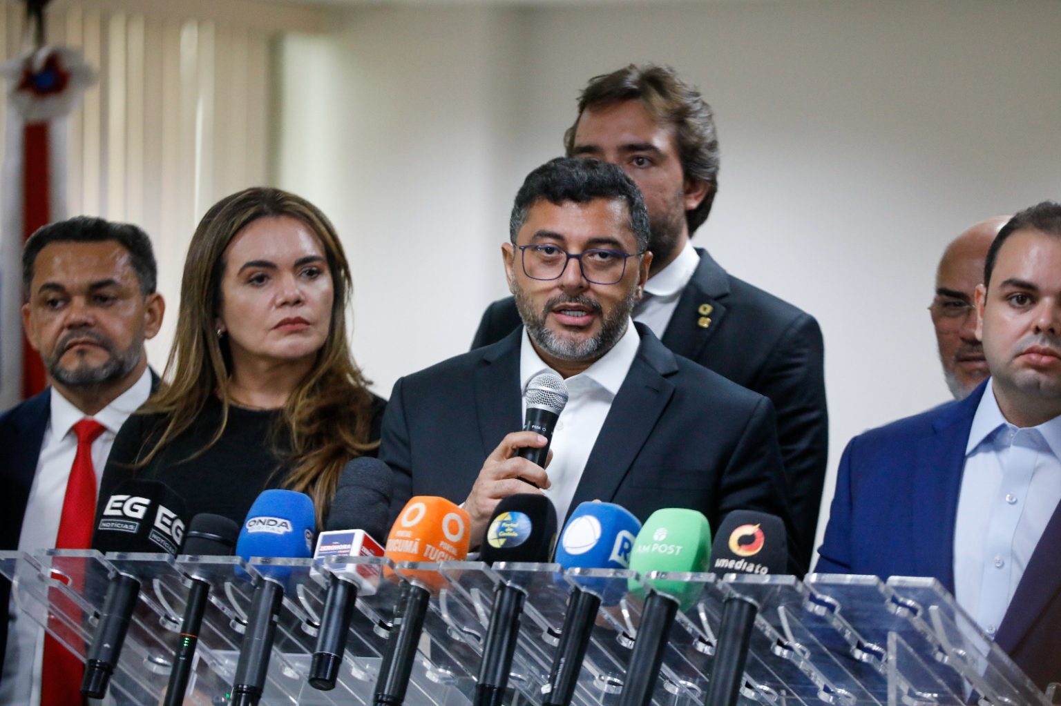 Imagem mostra Governador Wilson Lima falando em comitiva para servidores da Aleam - Servidores Públicos Estaduais do AM Recebem Pacote de Benefícios
