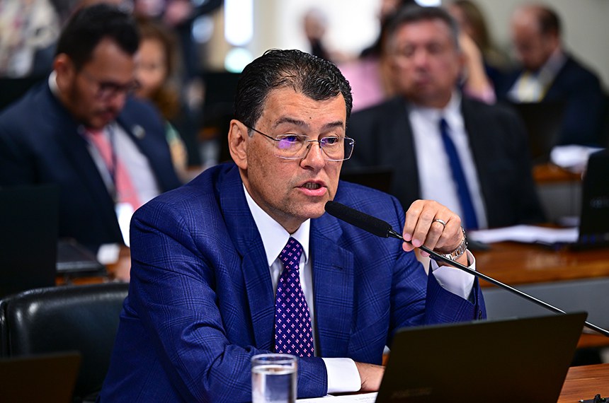 Imagem mostra Senador Eduardo Braga em sessão plenária do Senado Federal - MP da Energia: Eduardo Braga Reage a Críticas e Defende Proposta